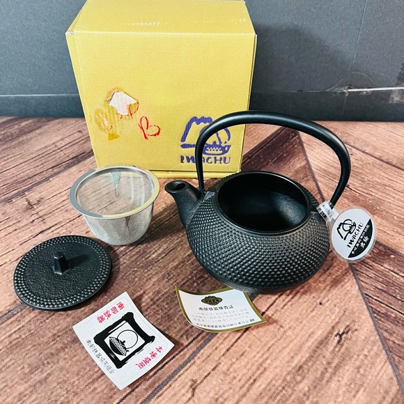 Iwachu Tetsubin Cast Iron Tea Pot Arare (11 fl.oz ) NWT - Picture 1 of 6